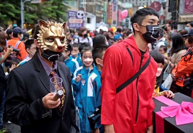 어른도 아이도 참가자와 경비원, VIP 등 다양한 분장을 소화하며 오징어게임과 함께하는 핼러윈을 즐겼다./로이터 연합뉴스