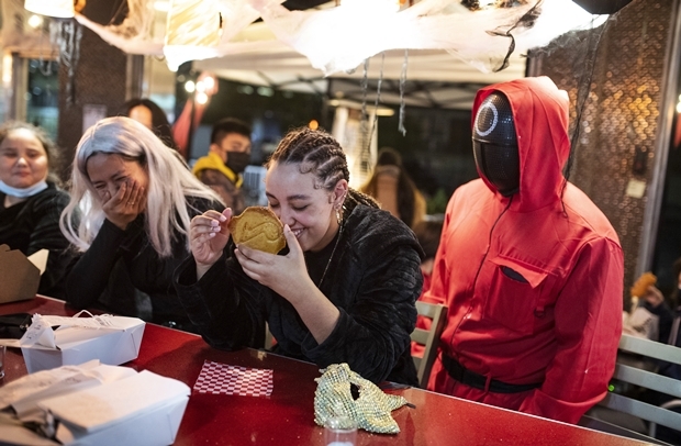 캐나다 온타리오주 오타와에 있는 한국식 콘도그 집은 오징어게임식 핼러윈을 즐기려는 손님으로 문전성시를 이뤘다./AP연합뉴스