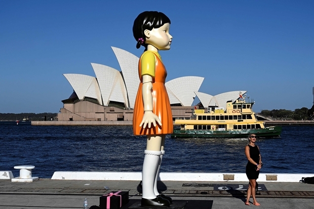 29일 호주 시드니 한복판에 설치된 4.5m 높이 거대 영희인형 앞에서 여성 시민이 사진을 촬영하고 있다./AFP연합뉴스