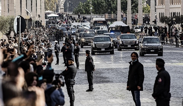 이탈리아 현지시간으로 29일 조 바이든 미국 대통령과 수행원, 취재진, 의료관계자 등이 탑승한 차량 85대가 프란치스코 교황을 만나기 위해 로마 시내를 가로지르고 있다