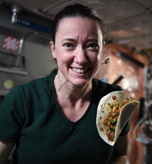 NASA 소속 우주비행사들이 국제우주정거장(ISS)에서 재배한 고추를 이용해 타코를 만들어 먹었다고 밝혔다.