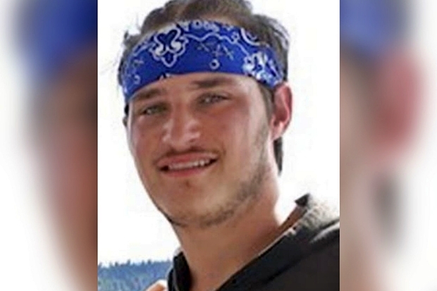 부패한 시신은 처참한 상태로 트렁크 안에 누워 있었다. 입에는 테이프가 붙어 있었고, 손과 발은 묶여 있었으며, 곳곳에 칼에 찔린 흔적이 역력했다. 사망자는 지난해부터 행방이 묘연했던 앤드류 소렌슨(19)으로 밝혀졌다.