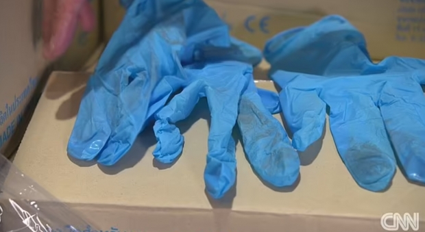 태국 불법창고에서 새것으로 둔갑 중이던 의료용 니트릴장갑 발견. 이미 사용했던 흔적이 역력한 이 장갑은 파란색 물감으로 염색된 뒤 새것으로 둔갑해 전 세계로 다시 수출됐다. 사진=CNN 영상