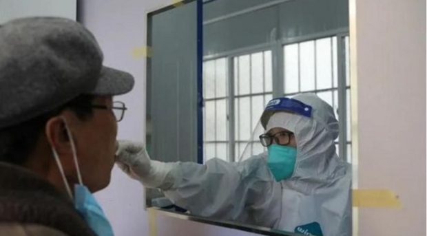 코로나19 방역 작업 중인 중국 공무원들 자료사진