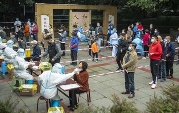 코로나19 방역 작업 중인 중국 공무원들 자료사진