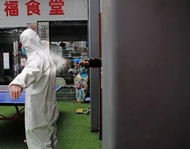 코로나19 방역 작업 중인 중국 공무원들 자료사진