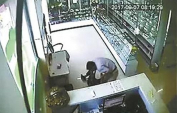 생명이 위독한 70대 할머니를 구조한 뒤 보상금 피해 소송에 휘말린 중국 쑨 씨(오른쪽 남성)