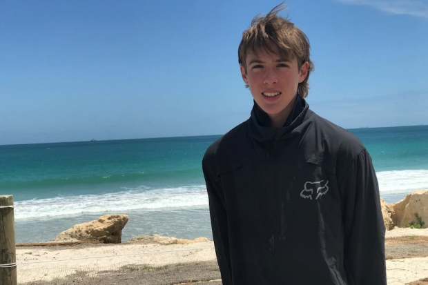 두 소년의 경고를 받고 나서 물 밖으로 빠져 나왔다는 한 소년의 모습. 이 소년은 당시 보디 보드를 타고 있었으며 경고를 받았을 때 상어의 것으로 보이는 거대한 지느러미를 목격했다고 말했다.(사진=ABC 방송)