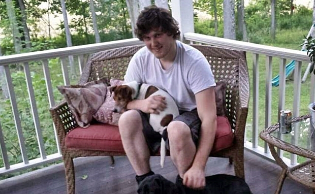 지난 주말 술에 취한 상태로 경찰서에 쳐들어간 제이슨 존슨(29)이 경찰과 대치하며 난동을 부렸다. 이미 비슷한 전력이 있는 그를 알아본 경찰은 테이저건을 사용해 제압에 나섰다.