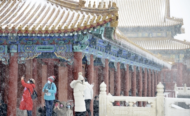 7일 중국 베이징 자금성(고궁박물관)에 첫눈이 펑펑 내리고 있다./신화통신 연합뉴스
