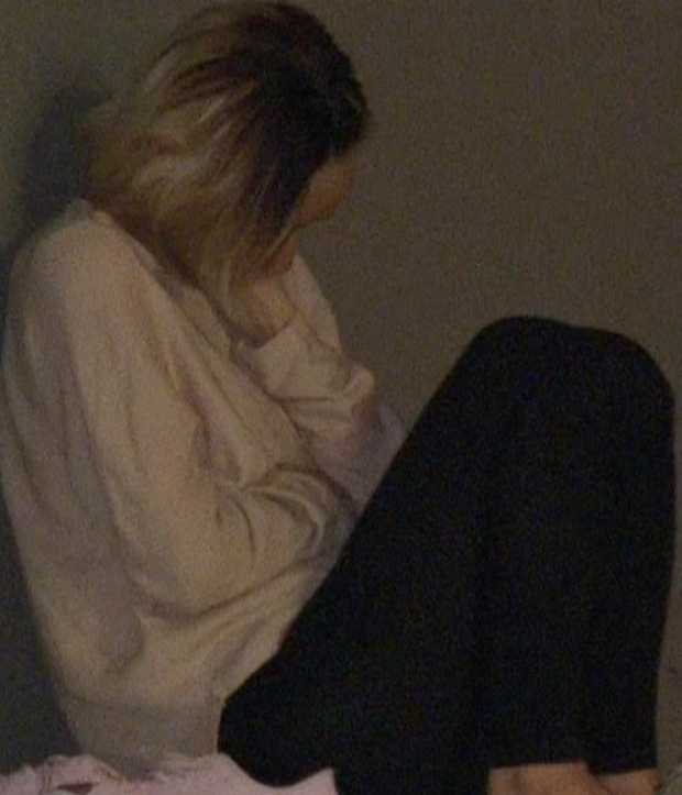 아파트 단지 내 폐쇄회로(CC)TV로 촬영된 피해 여성의 모습. 겁에 질린 채 창가에 앉아있다 도움을 요청하는 메모를 베란다 밖으로 던졌다.