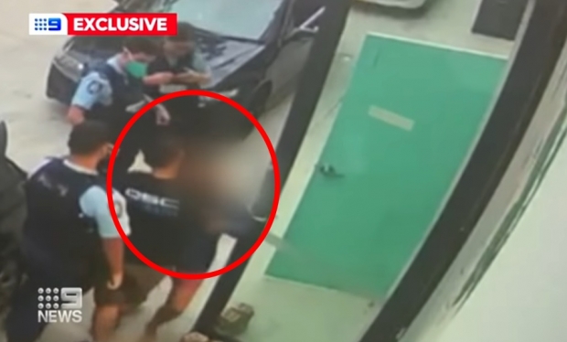 경찰이 도착한 직후 무사히 아파트 밖으로 빠져 나온 여성