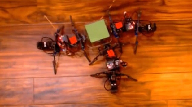 로봇 개미는 물체를 혼자 들 수 없을 때 동료와 협력해 임무를 수행할 수 있다.(사진=사이언스 로보틱스)