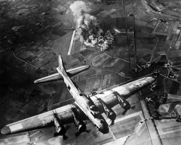 1943년 10월 14일 독일 슈바인푸르트 공습 과정에서 나치 독일 공군 전투기에 의해 출격했던 290여대의 B-17 폭격기 가운데 70여대가 격추되고 120여대가 피해를 입는다. 사진=미 공군