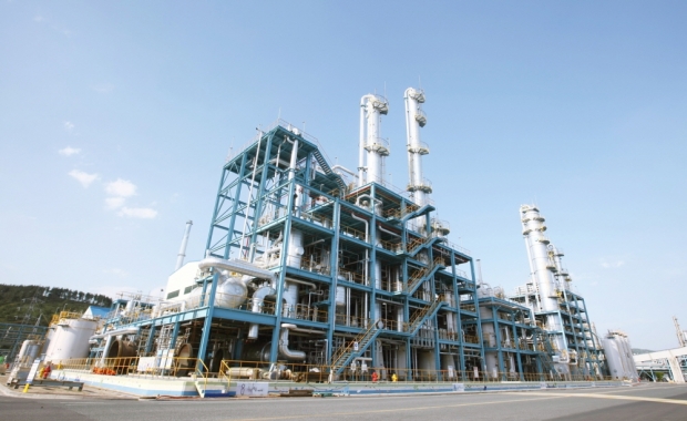 지난 11월 11일 롯데정밀화학은 차량용 요소수로 사용될 5만 8천 톤의 요소를 확보했다면서 이 가운데 200톤은 인도네시아에서 들여왔다고 보도 자료를 통해 공개한 바 있다. 사진=롯데정밀화학