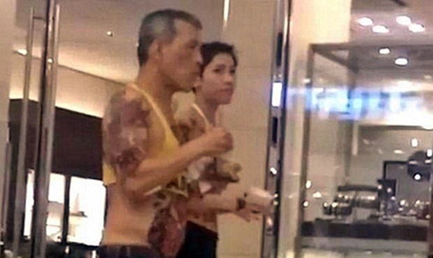 2017년 의문의 여성과 ‘배꼽티’ 차림으로 독일 쇼핑몰을 배회하던 와치랄롱꼰 국왕의 모습.