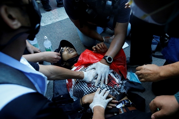 14일 시위에서는 부상자도 발생했다. 태국 현지언론은 시위 도중 2명이 경찰이 쏜 총기에 맞았다고 보도했으며, AFP통신은 시위대 2명이 고무탄에 가슴을 맞아 구급차에 실려 갔다고 전했다./사진=로이터 연합뉴스