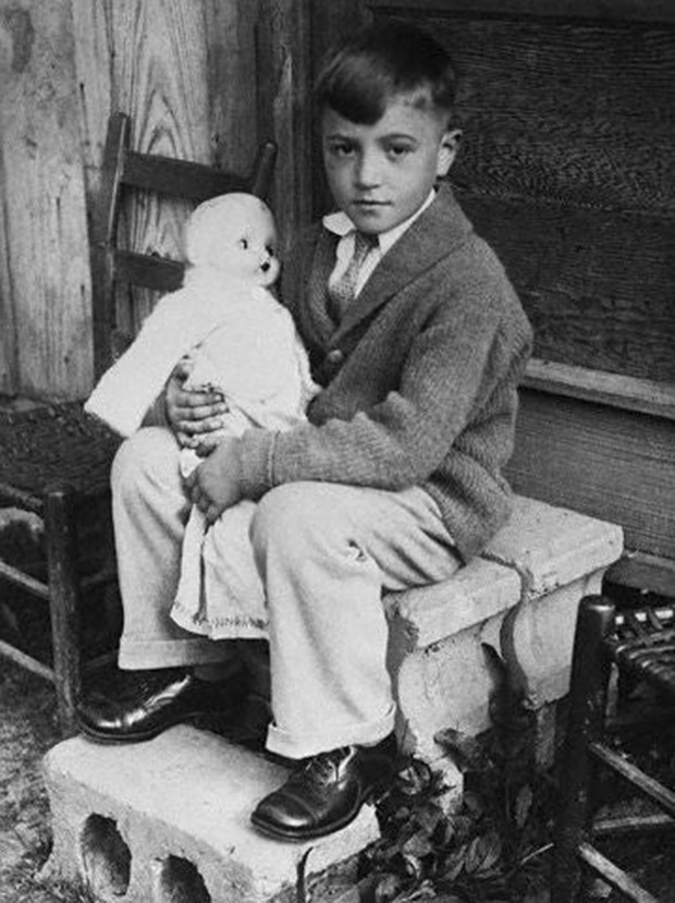 이름이 공개된 아동 중 스스로 범행을 저지른 최연소 살인범은 미국의 칼 뉴튼 마한(사진)이다. 마한은 1959년 만 6세 나이로 8살 친구를 살해했다.