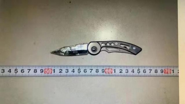 판 씨가 좋아하는 여성의 다락방에 몰래 숨어 들어갈 때 소지했던 흉기