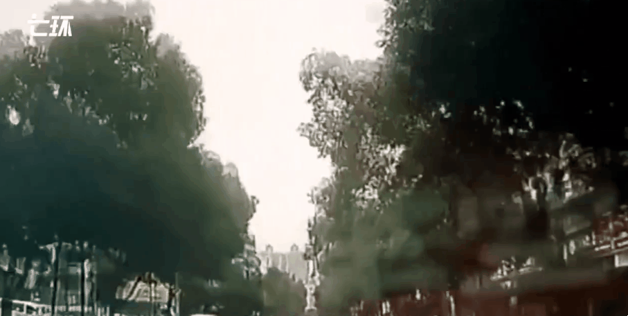 중국 현지시간으로 16일, 택시 블랙박스의 도로 주행 모습. 택시 기사는 끝내 택시비를 받지 않은 것으로 알려졌다.