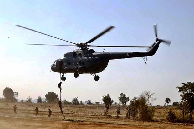 20일 미얀마 마궤주 소우 지역 하늘에 군용 헬리콥터 2대가 떴다. 정부군이 투입한 헬리콥터는 1시간 동안 민가를 향해 기관총을 난사했다. /사진=미얀마나우