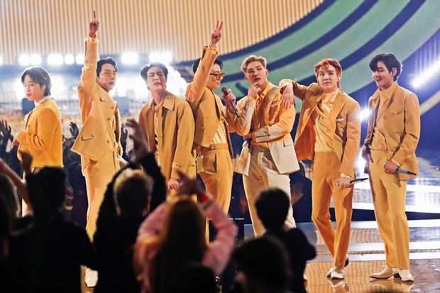 그룹 방탄소년단(BTS)이 미국 3대 음악 시상식으로 꼽히는 ‘아메리칸 뮤직 어워즈’(이하 AMA)에서 대상 격인 ‘아티스트 오브 더 이어’(이하 올해의 아티스트) 등 3관왕을 차지했다.로이터 연합뉴스