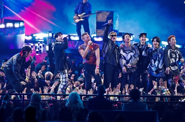 21일(현지시간) 미국 캘리포니아주 로스앤젤레스 마이크로소프트 시어터에서 열린 ‘아메리칸 뮤직 어워즈’(American Music Awards·AMA) 무대에서 그룹 방탄소년단(BTS)이 영국 밴드 콜드플레이와 함께 노래하고 있다. 방탄소년단은 대상에 해당하는 ‘아티스트 오브 더 이어’(Artist of the Year)를 비롯해 ‘페이보릿 팝 듀오 오어 그룹’(Favorite Pop Duo or Group)과 ‘페이보릿 팝송’(Favorite Pop Song) 등 총 3개 부문 후보에 이름이 올랐으며, 현재까지 ‘페이보릿 팝 듀오 오어 그룹’ 부문에서 수상해 3년 연속으로 이 부문 트로피를 품에 안았다./로이터 연합뉴스