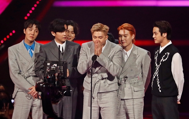 방탄소년단 리더 RM은 “전 세계 아미(팬덤) 여러분의 사랑과 응원으로 여기까지 왔다”며 팬들에게 고마움을 전했다. 정국은 “우리가 열 새로운 챕터의 시작”이라는 수상 소감을 밝혔다./로이터 연합뉴스