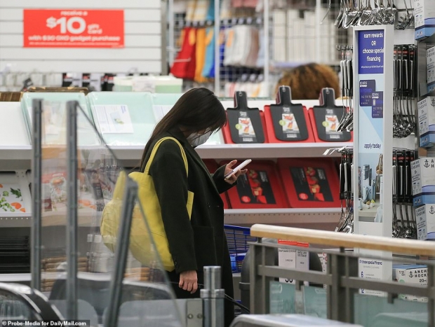 미국 뉴욕에서 쇼핑 중인 마코 고무로 전 일본 공주 (사진=데일리메일)