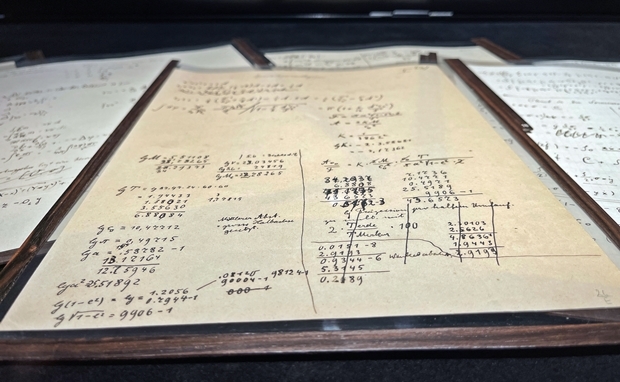 프랑스 파리 크리스티 옥션하우스에서 경매를 기다리는 아인슈타인-베소 원고./로이터 연합뉴스