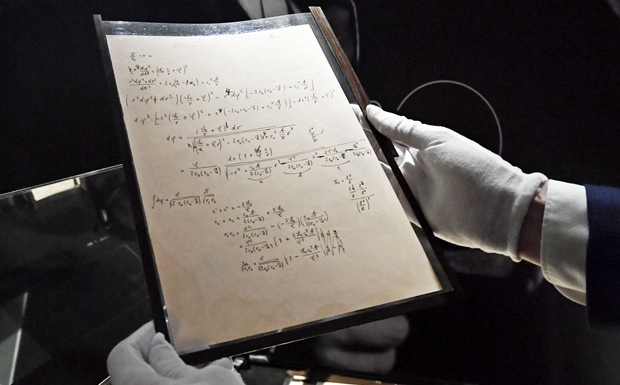 프랑스 파리 크리스티옥션하우스에서 경매를 기다리는 아인슈타인-베소 문서./AFP연합뉴스