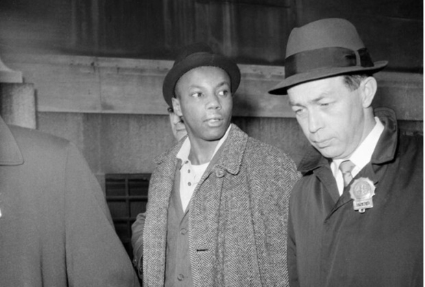 맬컴 엑스 암살 혐의를 받은 무하마드 아지즈가 1965년 2월 26일 경찰관의 보호를 받으며 이동하고 있다./AP 연합뉴스 자료사진