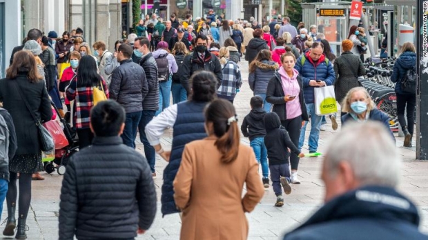 마스크를 쓴 사람과 쓰지 않은 사람이 뒤섞인 아일랜드의 거리