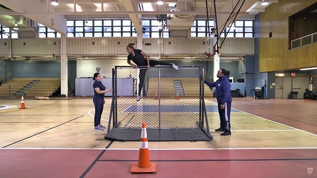 뉴욕경찰(NYPD)의 경우 20~29세 여성에게는 1분간 여성 윗몸 일으키기 41개, 팔굽혀 펴기 24개를, 남성에게는 1분간 윗몸 일으키기 45개, 팔굽혀펴기 41개를 요구하고 있다.