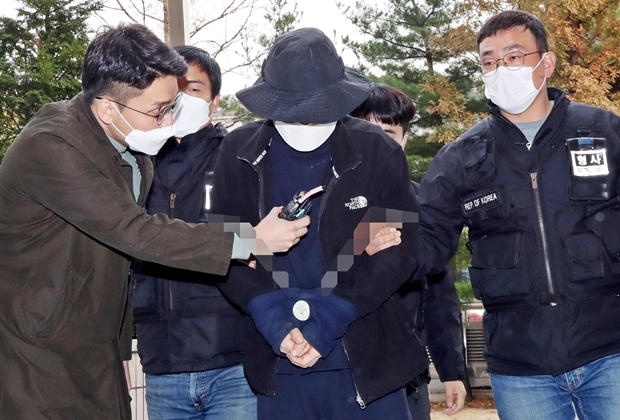 층간소음 갈등 끝에 이웃 일가족 3명을 흉기로 다치게 한 혐의를 받는 40대 A씨가 구속 전 피의자 심문(영장실질심사)을 받기 위해 17일 오후 인천시 미추홀구 인천지방법원에 들어서고 있다./연합뉴스