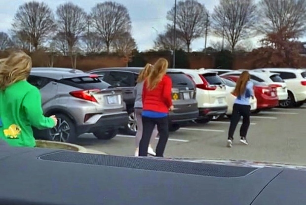 쇼핑몰을 빠져나온 손님들이 주차장을 가로질러 달리고 있다./로이터 연합뉴스