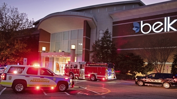 26일 총격 사건이 벌어진 미국 노스캐롤라이나주 더럼 카운티의 한 쇼핑몰에 경찰차와 구급차가 출동해 있다./AP연합뉴스
