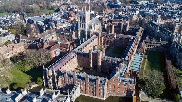 1860년대 완공된 세인트존스칼리지 예배당은 50m, 25층 높이로 고딕 양식을 자랑한다. 1200년대부터 그 자리에 있었던 작은 교회를 확장한 유서 깊은 건축물이다.