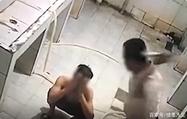 지난 23일 중국 하이난성 둥팡시 소재의 한 실험학교에서 발생한 이번 사건은 교감의 폭행 현장에 설치돼 있었던 CCTV가 SNS에 공개되면서 큰 공분을 사고 있는 상황이다.