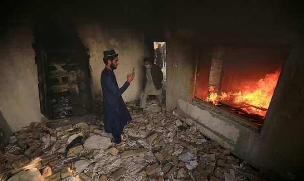 파키스탄 현지시간으로 28~29일, 무슬림 약 5000명이 이슬람경전(코란)을 불태운 혐의로 체포된 피의자를 똑같이 불태워야 한다고 주장하며 경찰서를 습격했다. EPA 연합뉴스