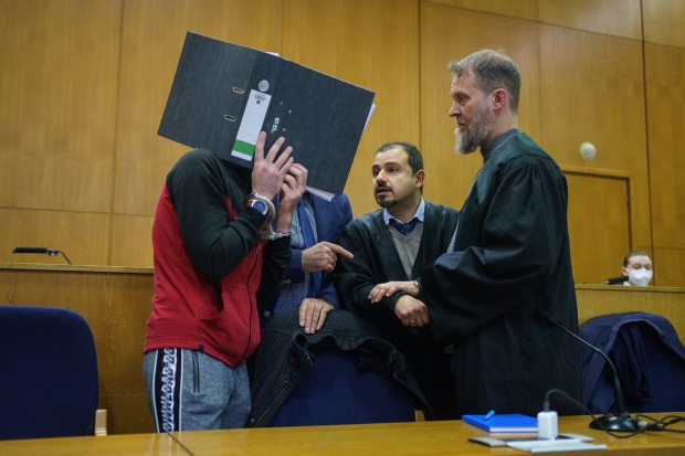 얼굴을 가린 채 법정에 등장한 이슬람 극단주의 무장단체 이슬림국가(IS) 소속 남성(왼쪽) EPA=연합뉴스