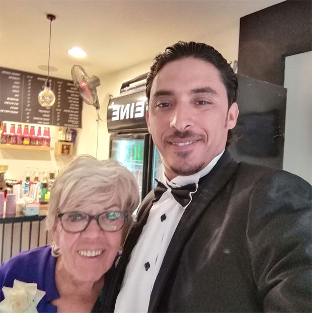 이집트 출신 이브리함은 지난해 11월 카이로에서 영국 출신 아이리스 존스(82) 할머니와 결혼식을 올리고 정식 부부가 됐다. 2019년 여름 페이스북 무신론자 모임에서 만나 연인이 된 지 1년여 만이었다.