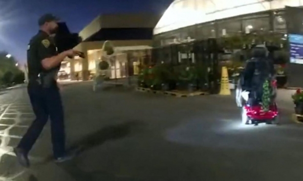 사건 당시 피해자의 뒤를 따라가는 경찰의 모습