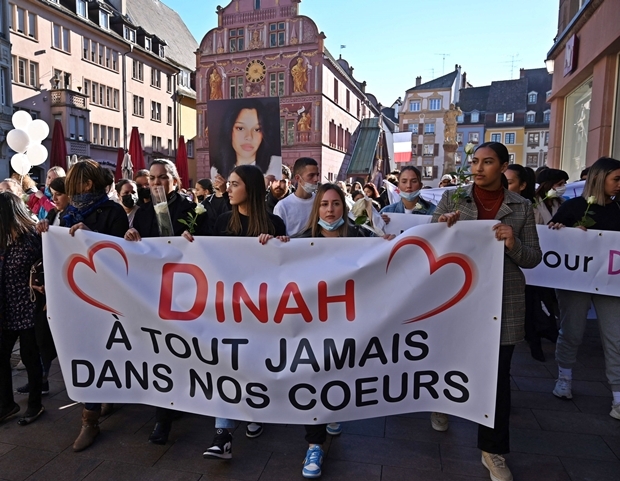 지난 10월 24일 프랑스 동부 오랭주 뮐루즈시에서는 학교폭력에 시달리다 극단적 선택을 한 14살 소녀 디나를 추모하는 행사가 열렸다./AFP연합뉴스