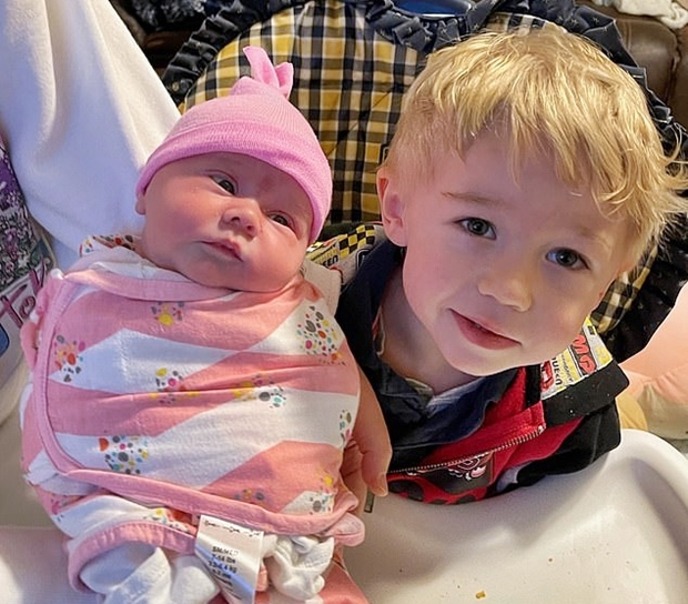 타라(왼쪽, 여)는 토비(오른쪽, 남)와 생물학적 남매로, 두 살 터울이지만 사실상 쌍둥이다.