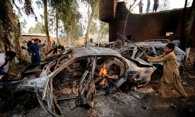 파키스탄 현지시간으로 28~29일, 무슬림 약 5000명이 이슬람경전(코란)을 불태운 혐의로 체포된 피의자를 똑같이 불태워야 한다고 주장하며 경찰서를 습격했다. EPA 연합뉴스