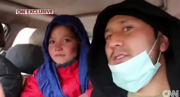 미국 비영리단체가 50대 남성에게 팔려갔던 9살 소녀 말릭(왼쪽)을 구출해 집으로 데려가고 있다.