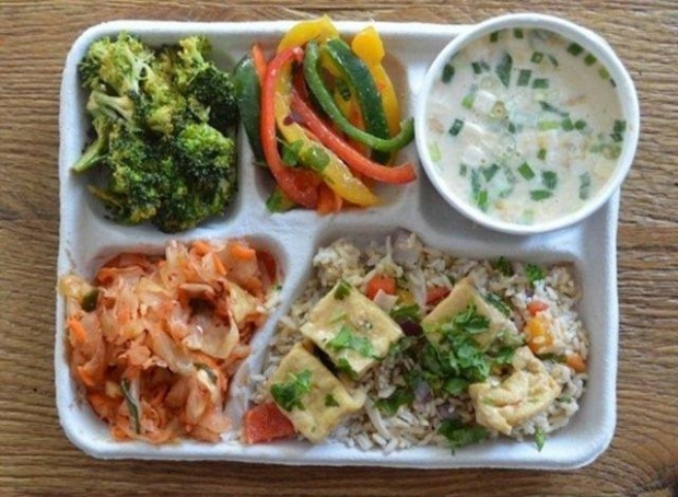 A양이 최근 한국 대학 학생 식당에서 직접 먹었다고 주장하는 점심 식사 사진.