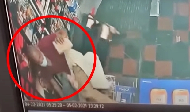 11시 45분쯤 도일스는 또 다른 한인 주류 매장에 모습을 드러냈다. 그곳에서 도일스는 60대 한인자매를 무참히 폭행했다. 그가 휘두른 벽돌에 맞은 한인자매는 머리와 얼굴이 찢어지는 부상을 입어 병원으로 옮겨졌다.