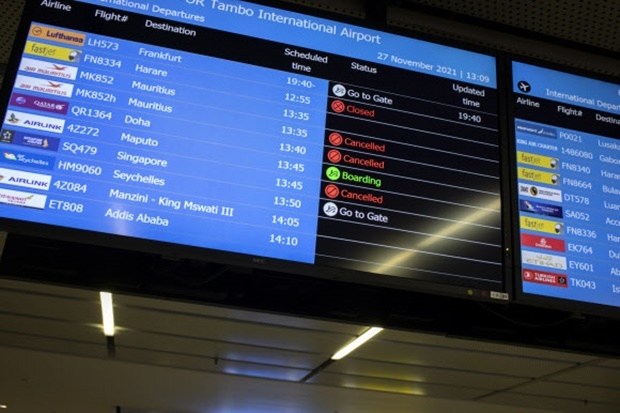 아프리카發 항공편 취소, 취소, 취소 - 27일(현지시간) 남아프리카공화국 요하네스버그 OR탐보 국제공항의 전광판에 취소된 항공편 일정이 표시되고 있다. 한국, 영국 등 주요 국가는 새로운 코로나19 변이 바이러스인 오미크론 감염 사례가 급증하는 남아공 등 아프리카 국가에서 오는 외국인의 입국을 제한하기로 했다./EPA 연합뉴스
